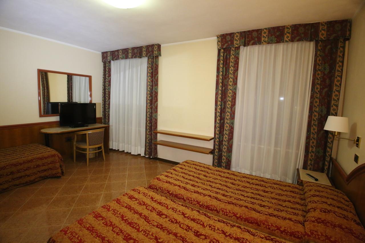 Hotel Paris Castel Goffredo Eksteriør billede