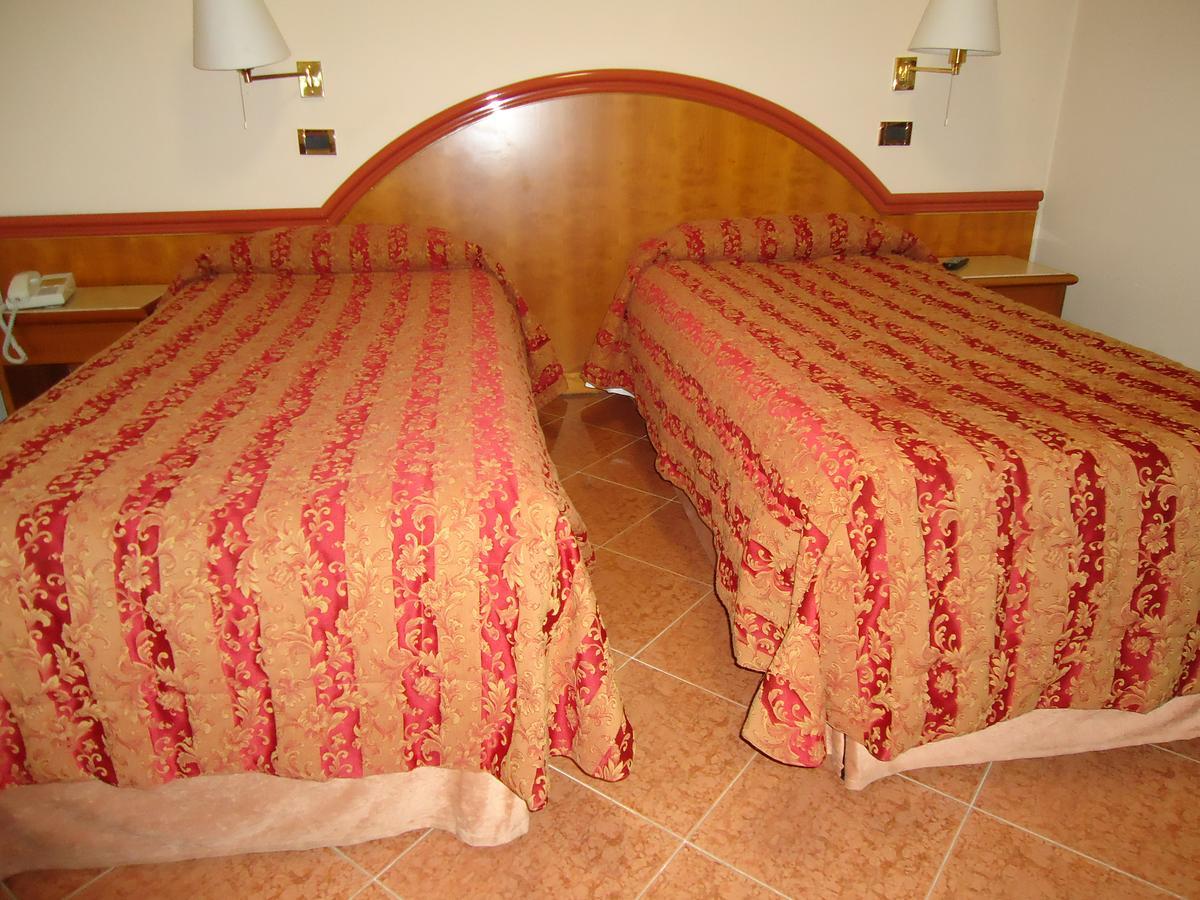 Hotel Paris Castel Goffredo Eksteriør billede